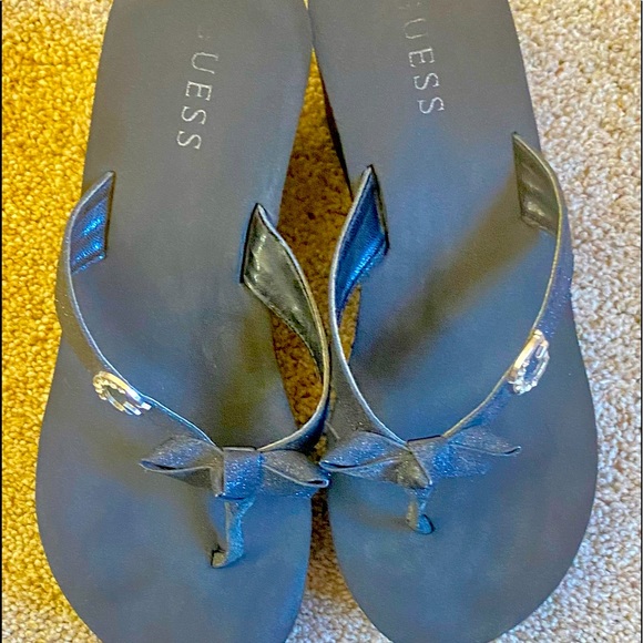 Guess flip flops - Picture 1 of 3